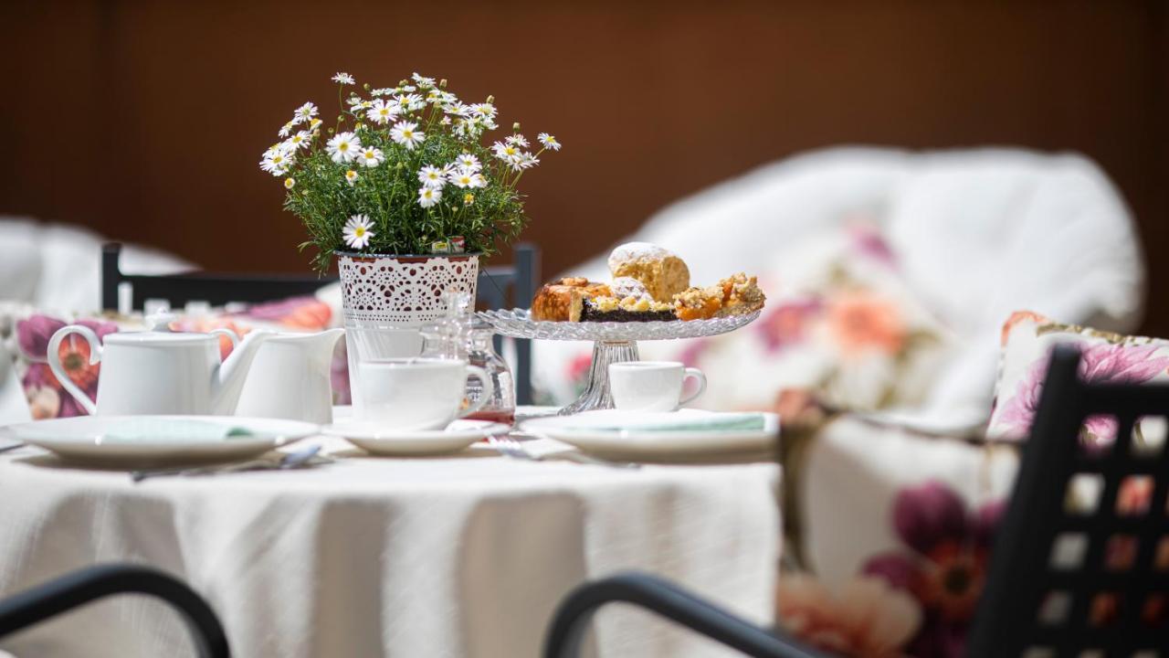 Natura Boutique Chalet Wellness Spa Dobbiaco Bagian luar foto